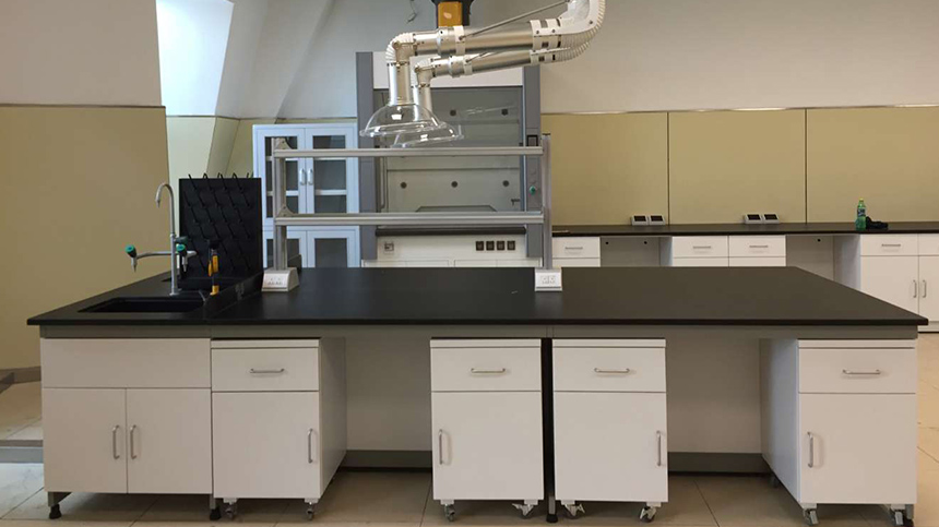 湖南省環境監測站在長海現代采購實驗室通風柜